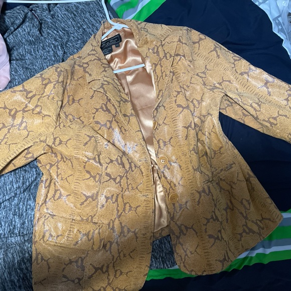New jerrry Lewis woman’s snake patterned  coat - Picture 2 of 3